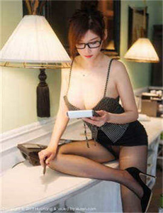 两只大兔子来回晃动的图片-清新美女