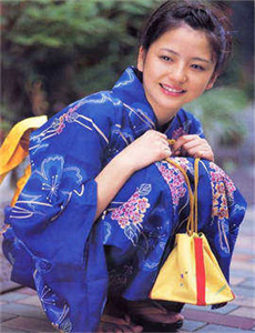 金毛女孩-草遛